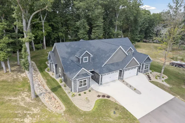 $707,566 | 1136 Lochaven Circle, Hillsdale, MI 49242