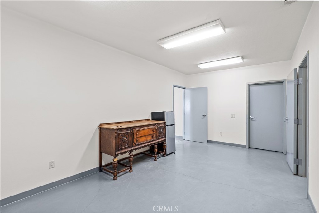 17850 Vista Del Lago Drive Riverside, CA 92503 - Photo 38 of 47 Warehouse office room