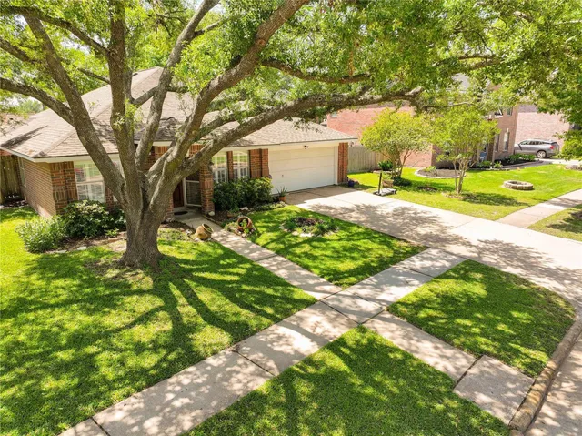 a view of a house with a yard