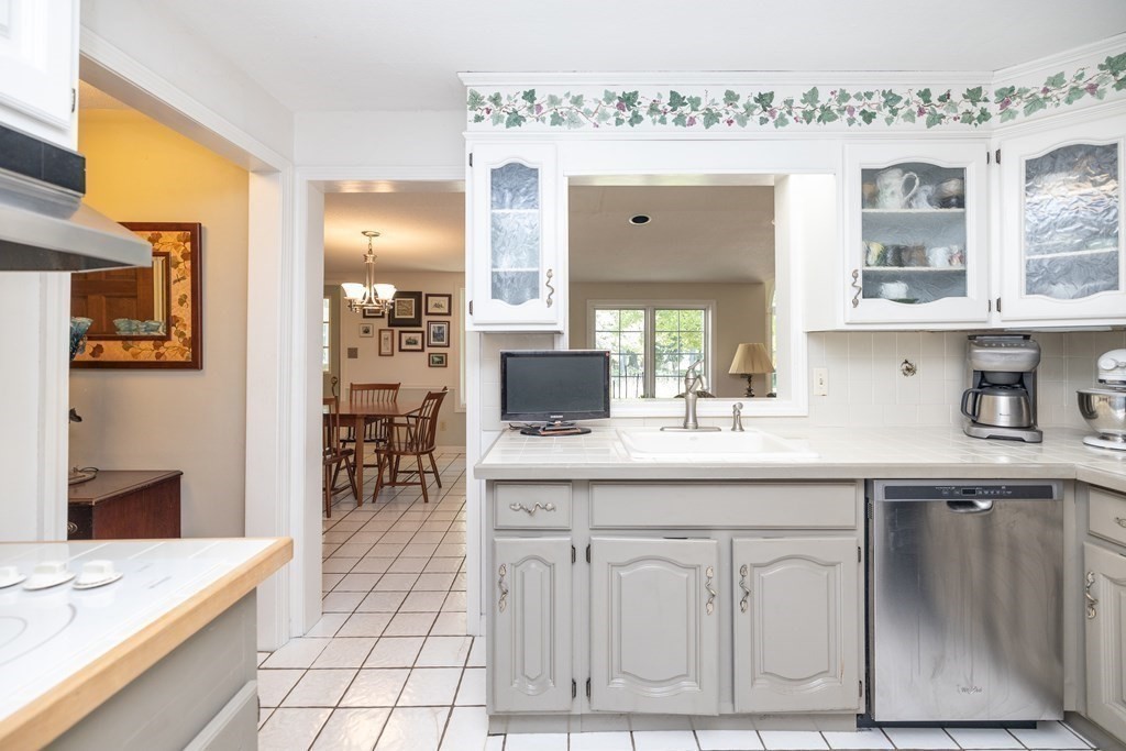 55 Viscount Road Longmeadow, MA 01106 - Photo 15 of 42