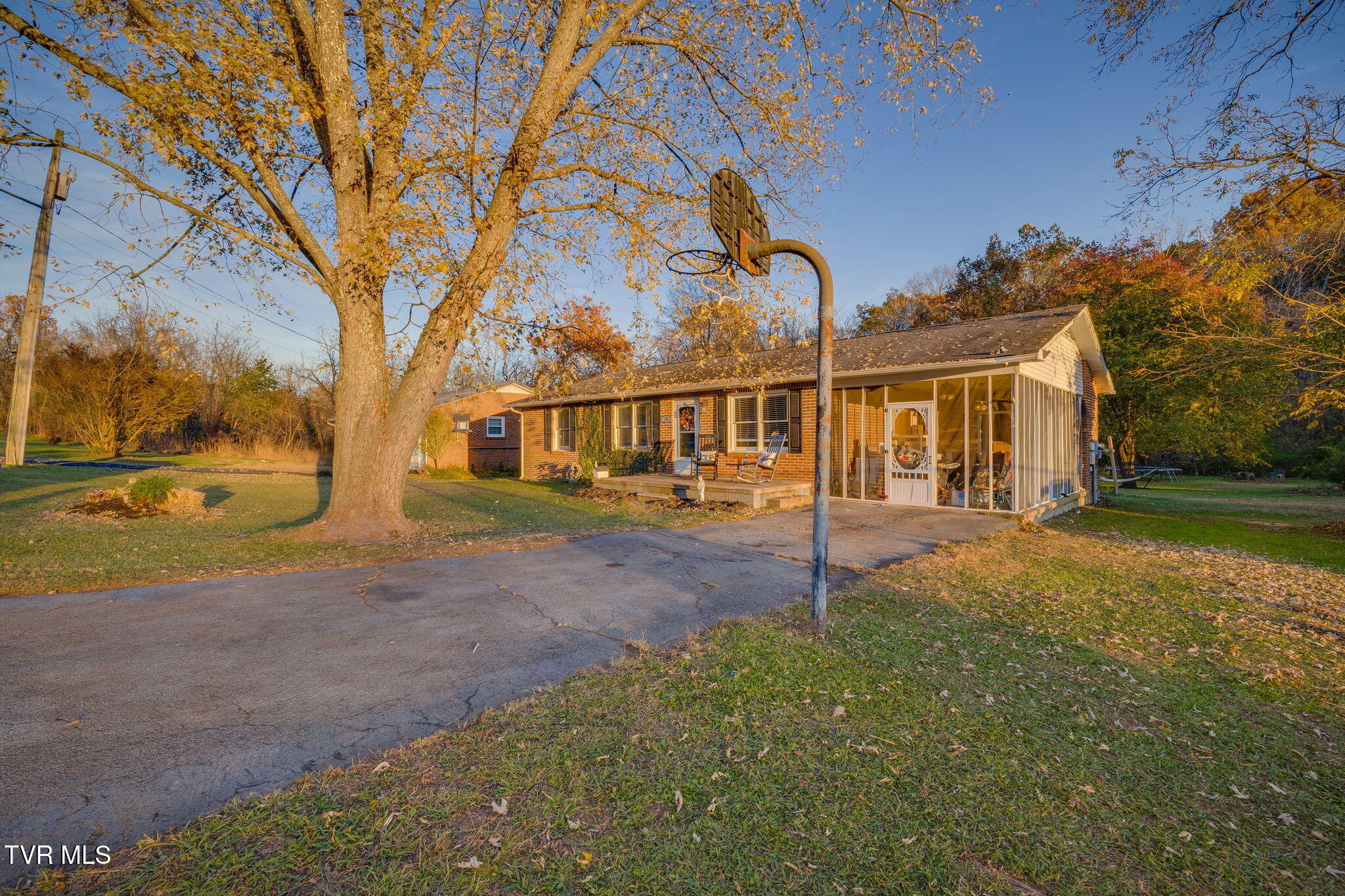 18 Ross Street Bristol, TN 37620 - Photo 2 of 25 002