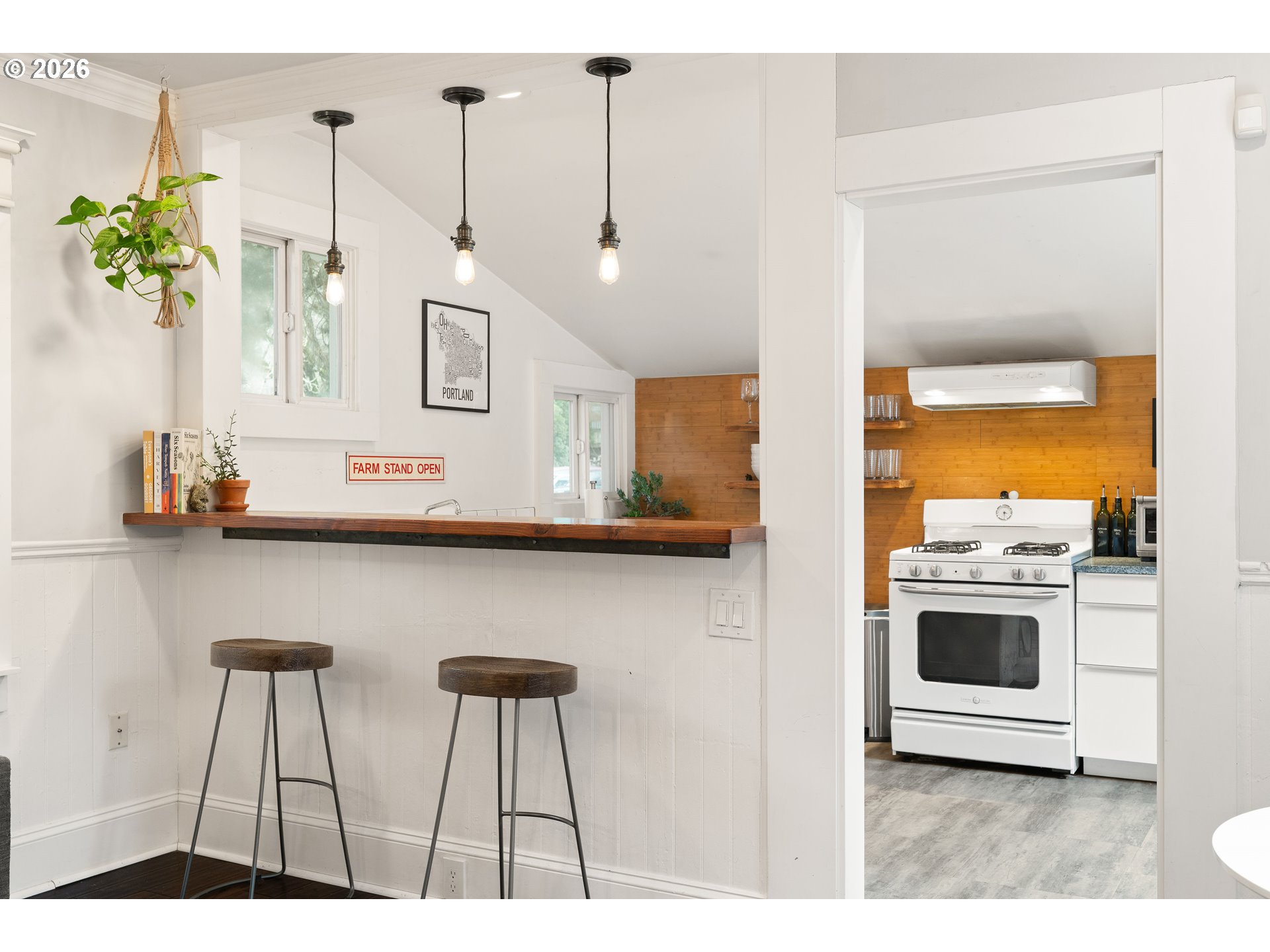 3017 South Water Avenue Portland, OR 97201 - Photo 8 of 31 a view of kitchen with furniture and a potted plant