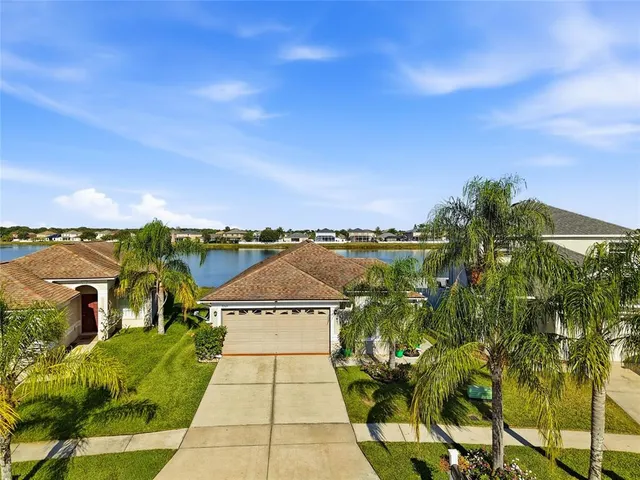 a view of houses with sky view