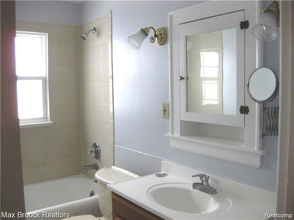1247 Franklin Road Berkley, MI 48072 - Photo 9 of 13 Recently reglazed tub
New tub to be installed August27. 2026
