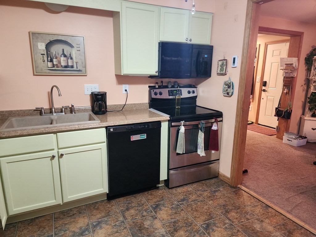 110 Lorimer Street Springfield, MA 01151 - Photo 11 of 19 Gallery Image 11