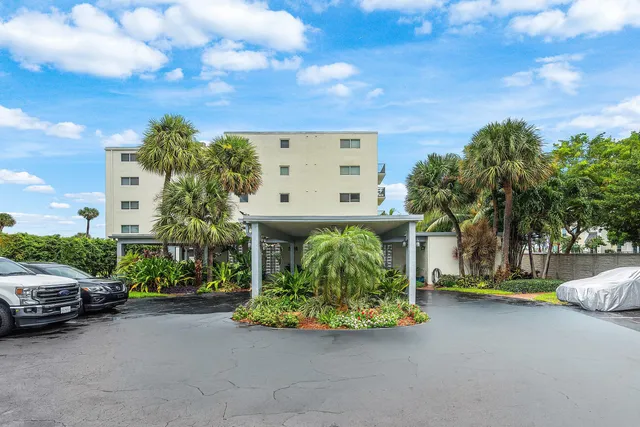 $535,000 | 1206 South Lake Drive, Unit 203, Lantana, FL 33462