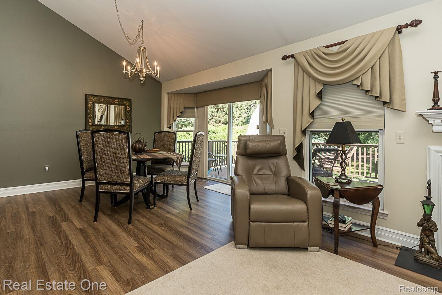 1054 Churchill Circle, Unit 26 Rochester, MI 48307 - Photo 11 of 29 Eating area/Great room