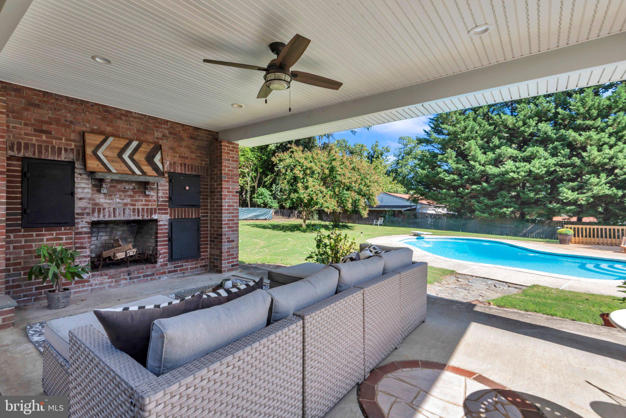 946 Shore Acres Road Arnold, MD 21012 - Photo 39 of 49 Ample seating area