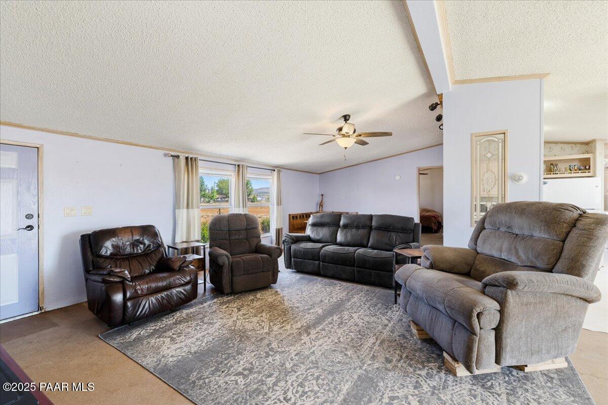 24725 North Patricia Road Paulden, AZ 86334 - Photo 6 of 36 a living room with furniture