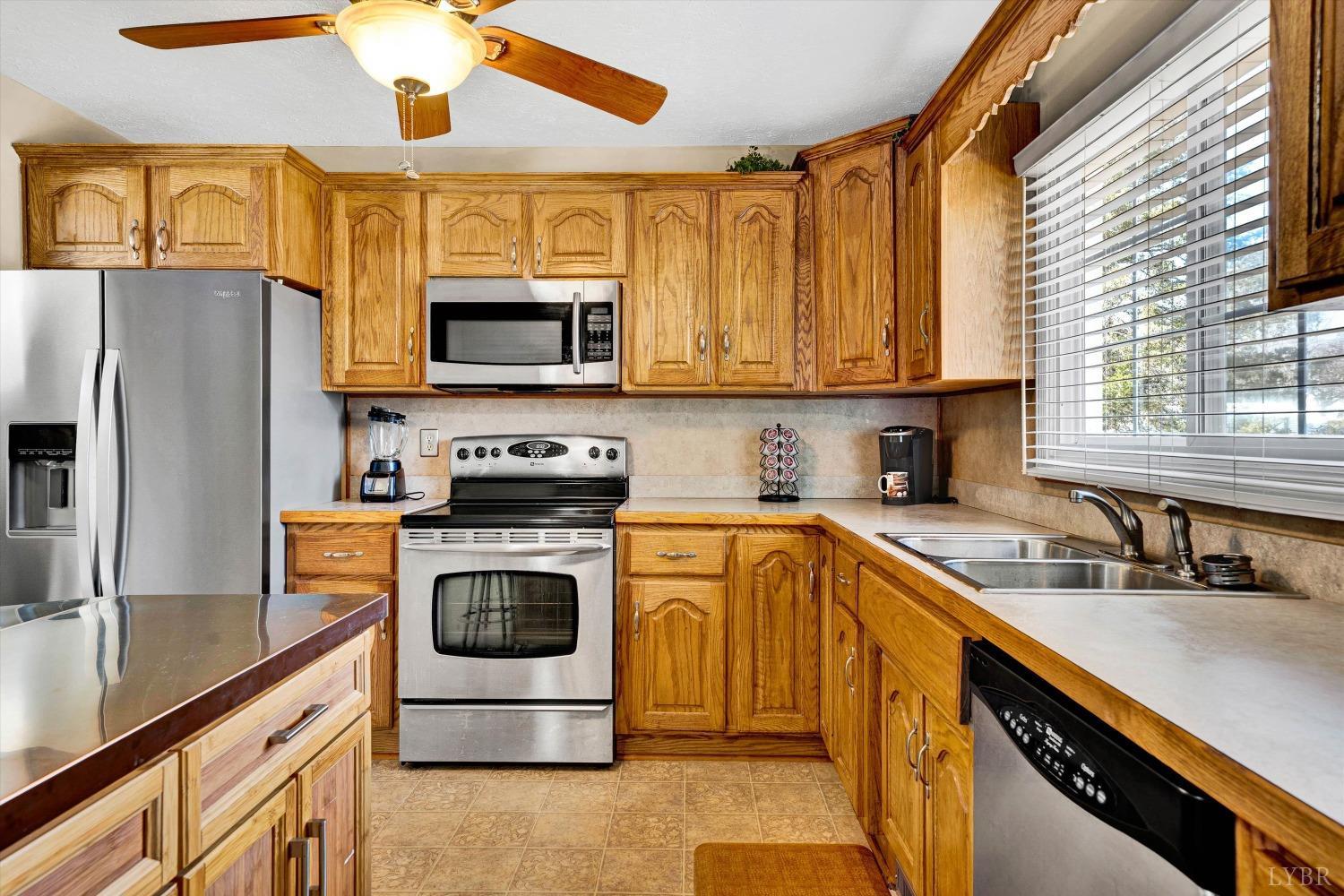 505 Sweeney Circle Forest, VA 24551 - Photo 7 of 29 a kitchen with a sink stove and refrigerator