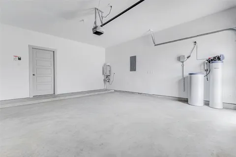 a view of a big room with closet and windows