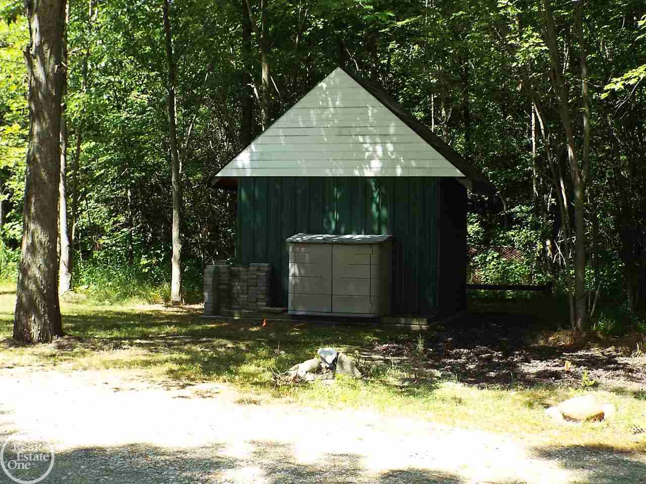 10419 Bryce Road Avoca, MI 48006 - Photo 17 of 21 31298189-16.JPG