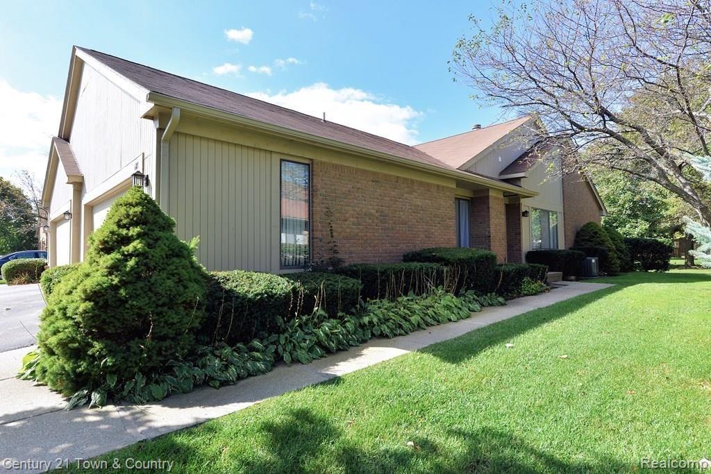 683 Tennyson, Unit 31 Rochester, MI 48307 - Photo 43 of 48 Private entrance; ranch condo
