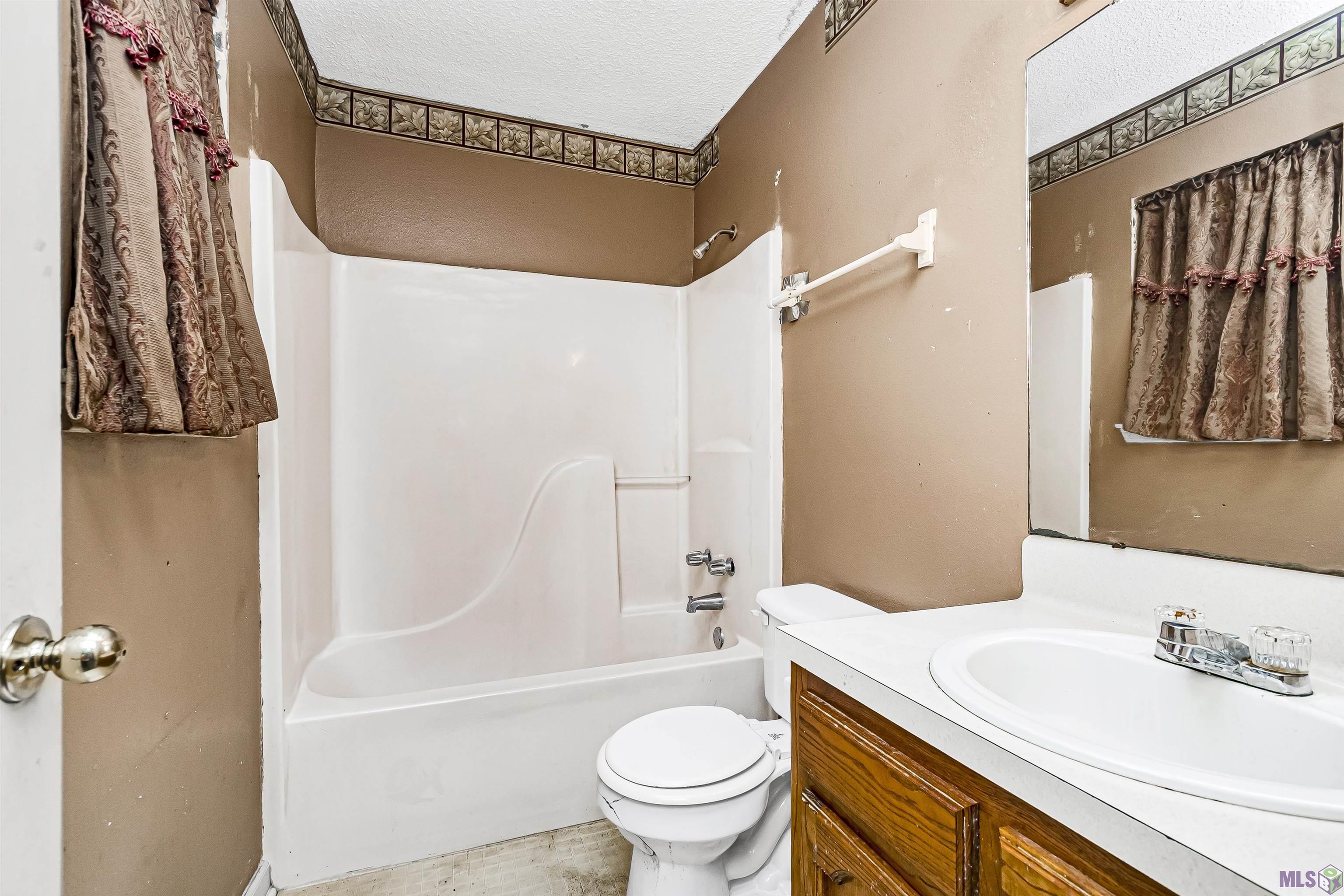 4849 Peerless Street Baton Rouge, LA 70811 - Photo 10 of 11 Guest Bath