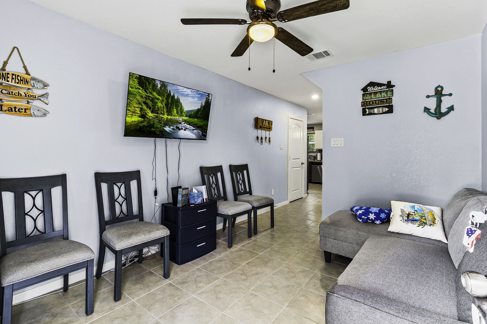 155 Cherry Tree Livingston, TX 77351 - Photo 3 of 30 a living room with furniture and a flat screen tv