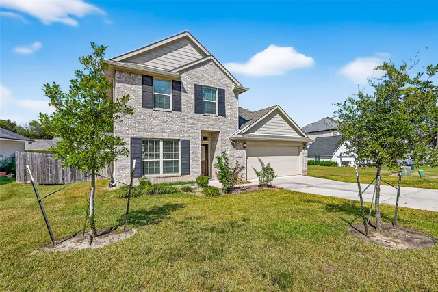 a view of backyard of the house