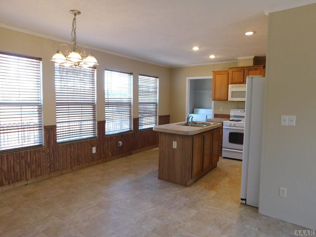 1052 Scott Road Elizabeth City, NC 27909 - Photo 8 of 25 DINING/KITCHEN