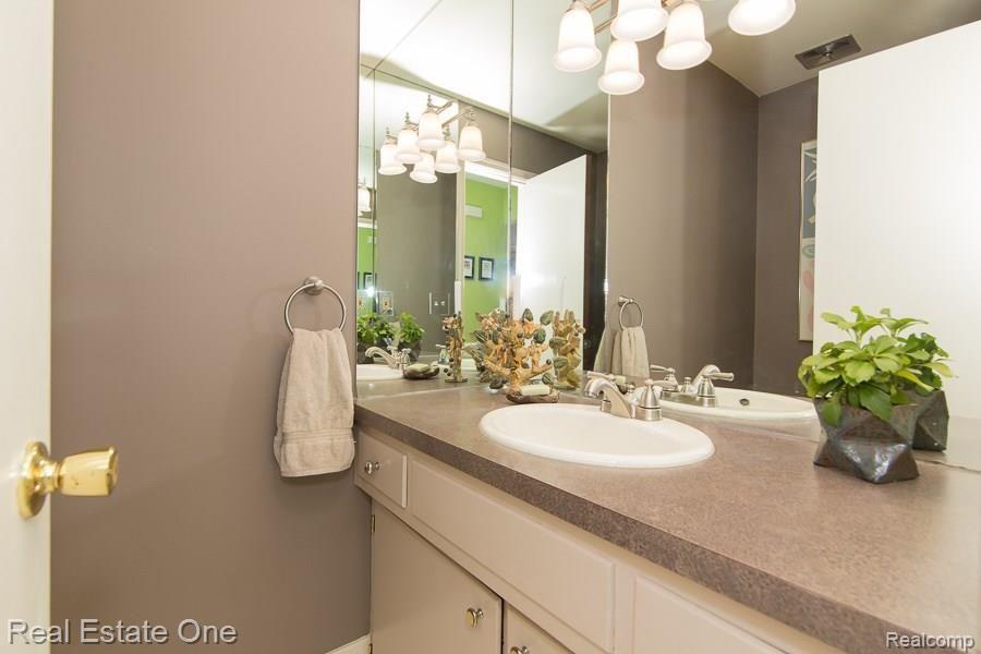 695 Apple Hill Lane Rochester, MI 48306 - Photo 12 of 28 _OL_6413-applehill_26.jpg