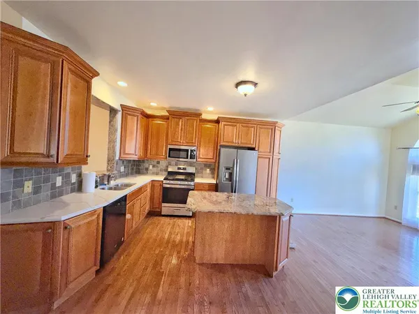$469,900 | 5527 Spring Ridge Drive West, Lower Macungie Township, PA 18062