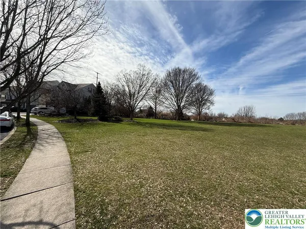 $469,900 | 5527 Spring Ridge Drive West, Lower Macungie Township, PA 18062