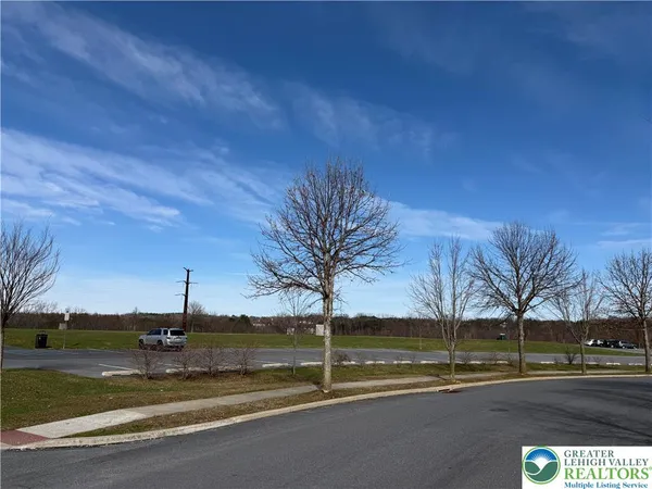 $469,900 | 5527 Spring Ridge Drive West, Lower Macungie Township, PA 18062