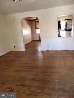 904 Wicklow Road Baltimore, MD 21229 - Photo 16 of 18 Living room