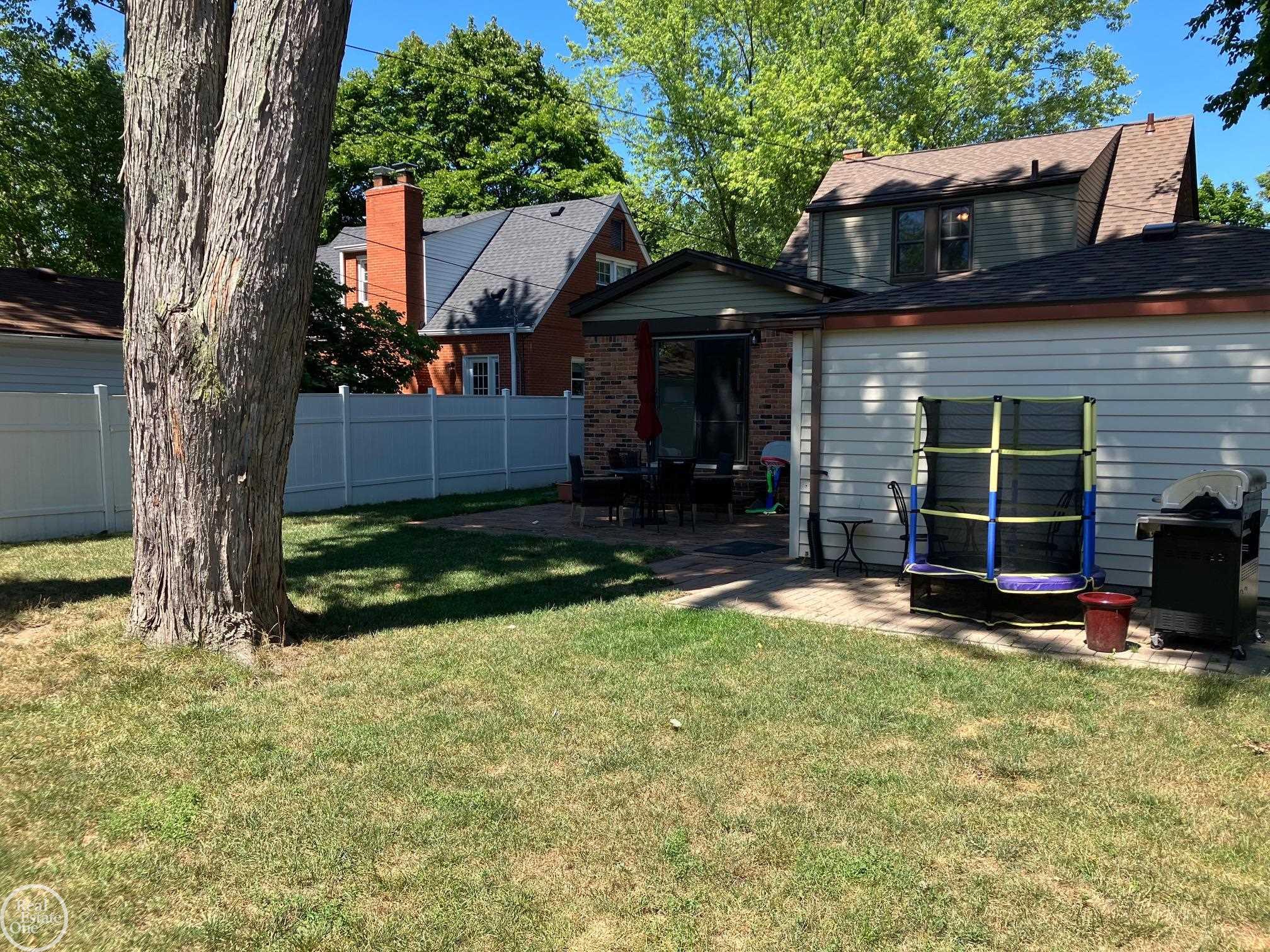 305 Kerby Road Grosse Pointe, MI 48236 - Photo 40 of 40 50086215-39.JPG