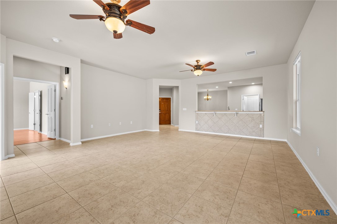 147 Prairie Creek Trail Georgetown, TX 78633 - Photo 19 of 31 Living Room