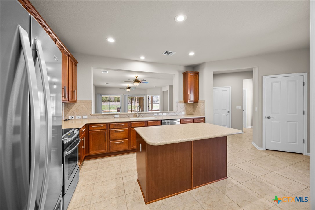 147 Prairie Creek Trail Georgetown, TX 78633 - Photo 23 of 31 Kitchen