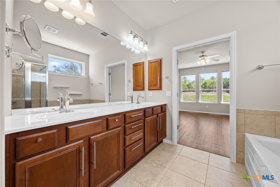 147 Prairie Creek Trail Georgetown, TX 78633 - Photo 27 of 31 Primary Bath