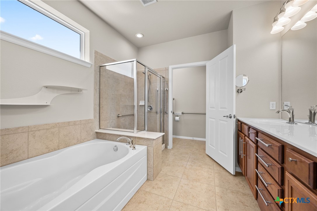 147 Prairie Creek Trail Georgetown, TX 78633 - Photo 6 of 31 Primary Bath