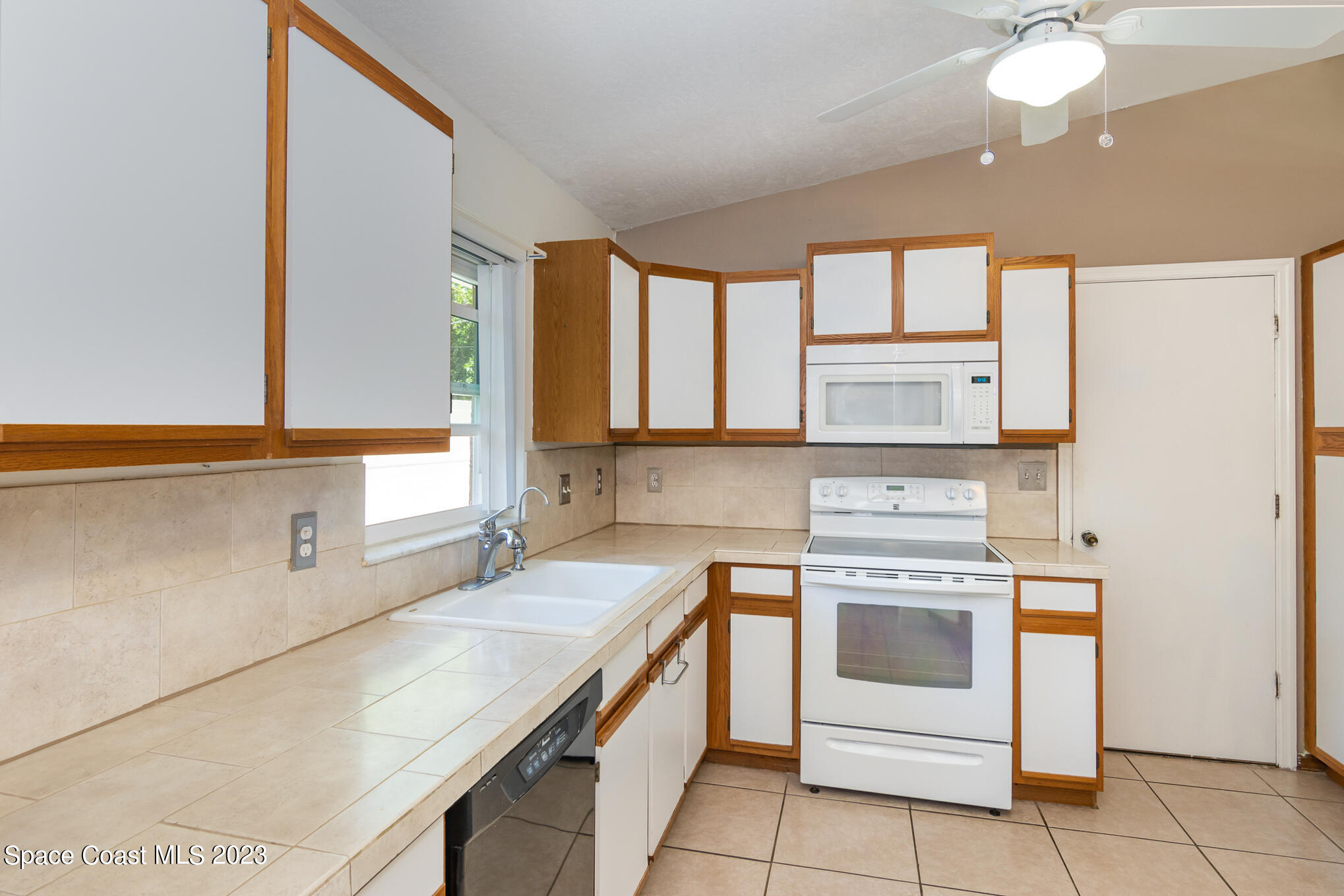 190 Tucson Road Southwest Palm Bay, FL 32908 - Photo 7 of 22 3C7A6370-Edit