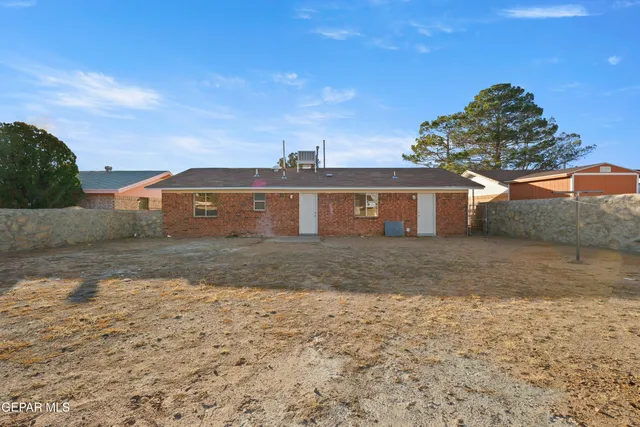 a view of a house with a dry yard