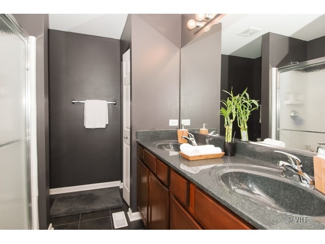 914 Oak Ridge Boulevard Elgin, IL 60120 - Photo 11 of 15 a bathroom with a sink and a mirror