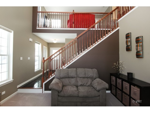 914 Oak Ridge Boulevard Elgin, IL 60120 - Photo 3 of 15 a view of entryway and hall