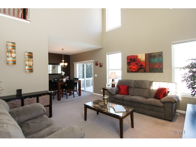 914 Oak Ridge Boulevard Elgin, IL 60120 - Photo 5 of 15 a living room with furniture and a dining area