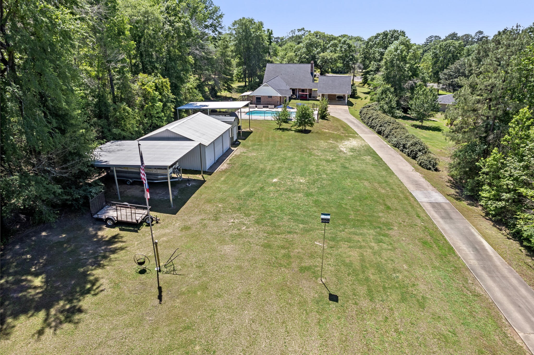 3084 Highway 63 Jasper, TX 75951 - Photo 37 of 44 a garden view with a seating space