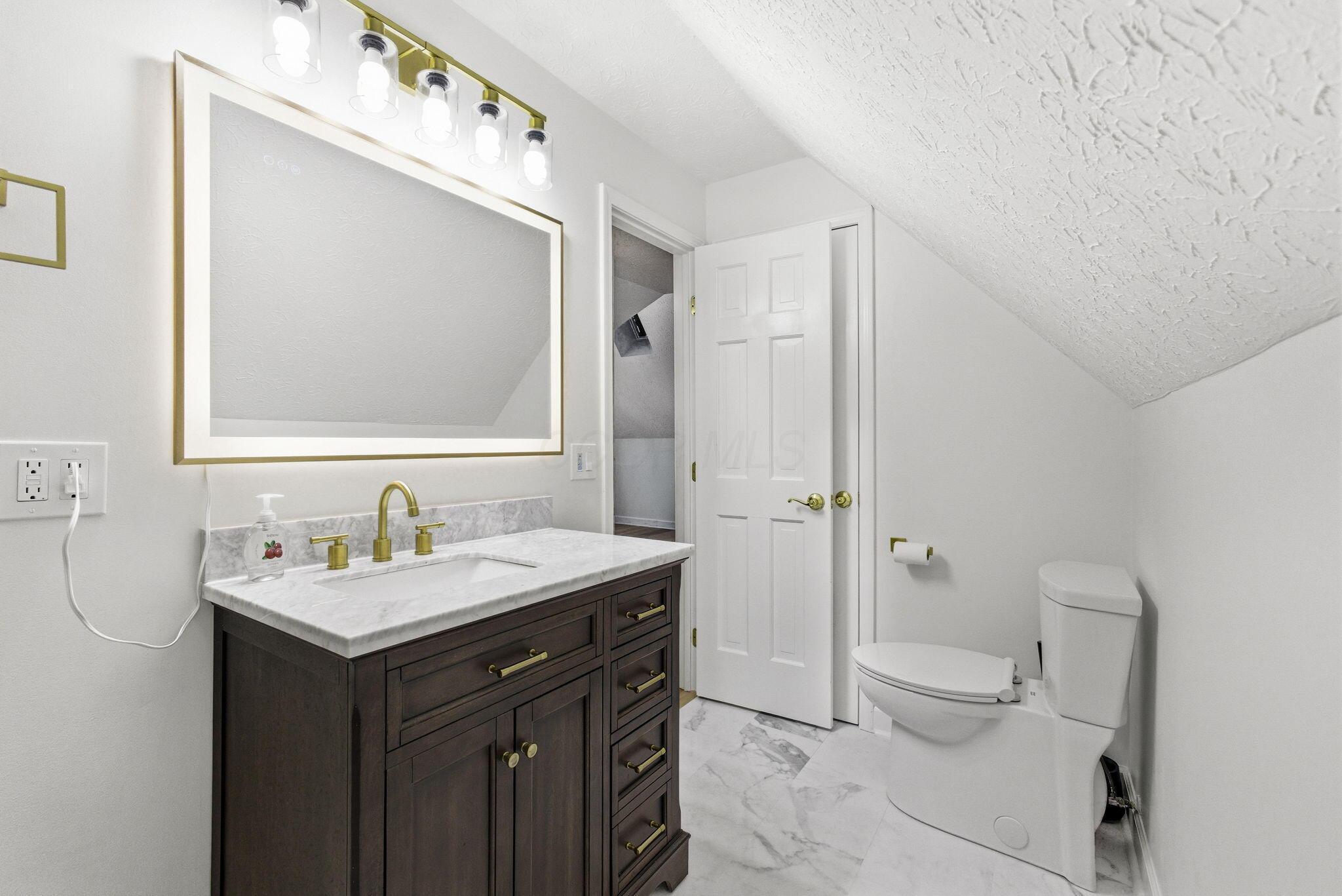 7490 South Section Line Road Delaware, OH 43015 - Photo 23 of 51 Upstairs Primary Bath