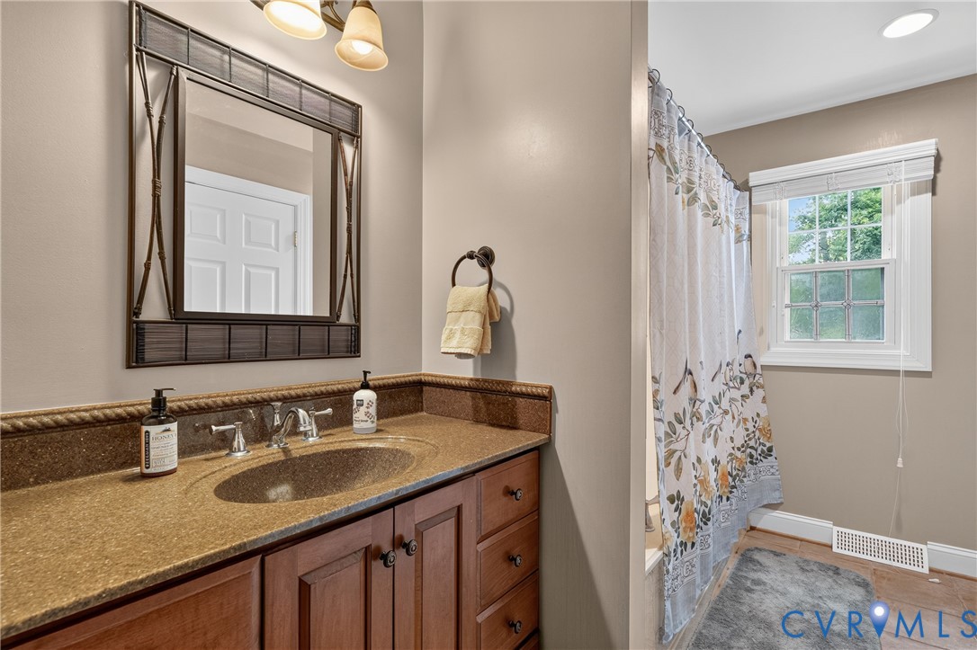 704 Spring Valley Road Colonial Heights, VA 23834 - Photo 26 of 40 Hallway bathroom with jetted tub
