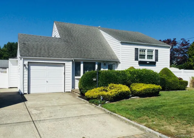 $595,000 | 100 Jefferson Avenue, Islip Terrace, NY 11752