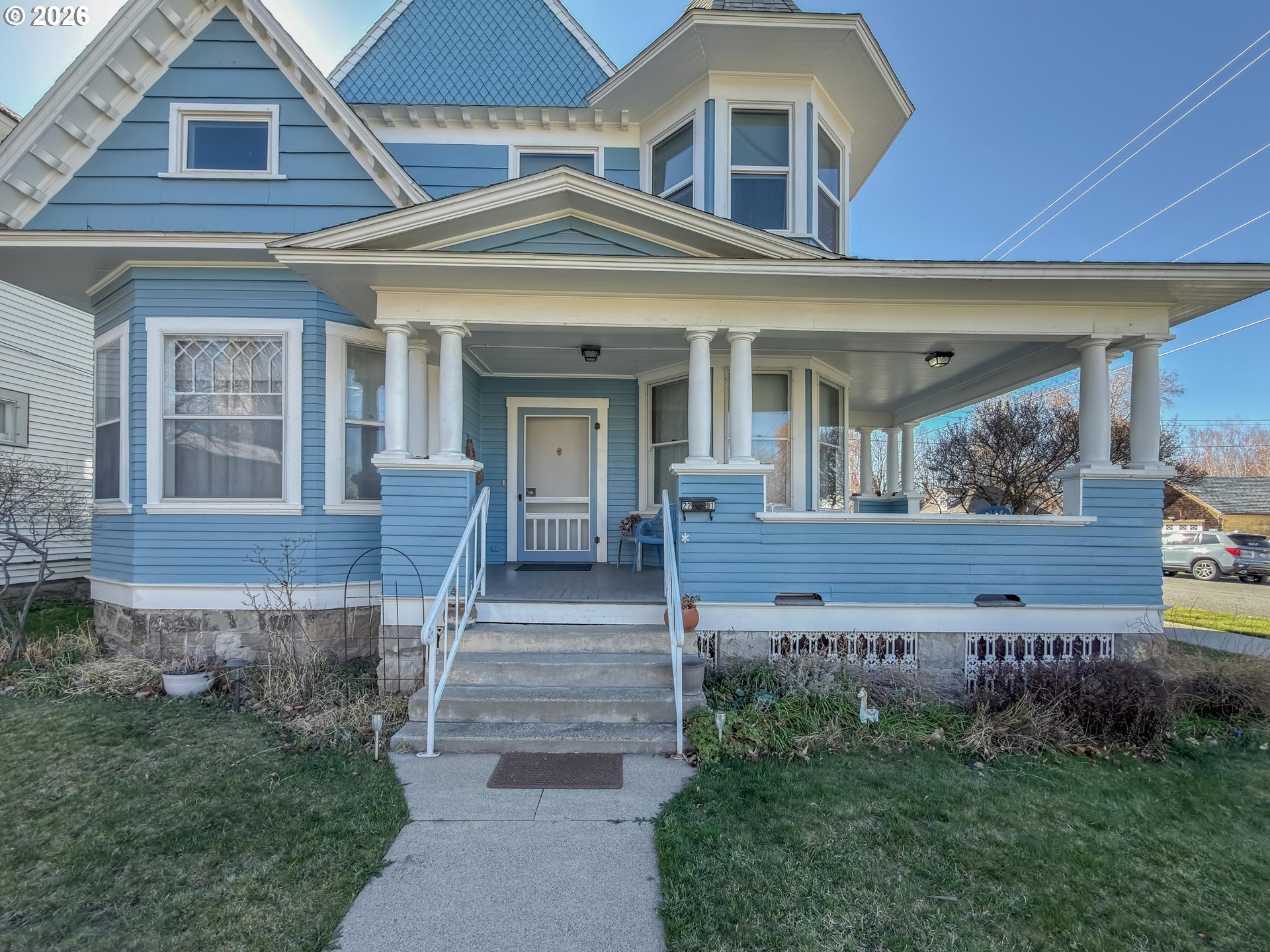2291 2nd Street Baker City, OR 97814 - Photo 3 of 48 front view of a house with a yard