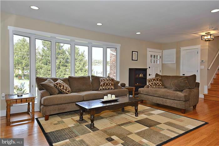 809 Winhall Way Silver Spring, MD 20904 - Photo 8 of 27 Living Room