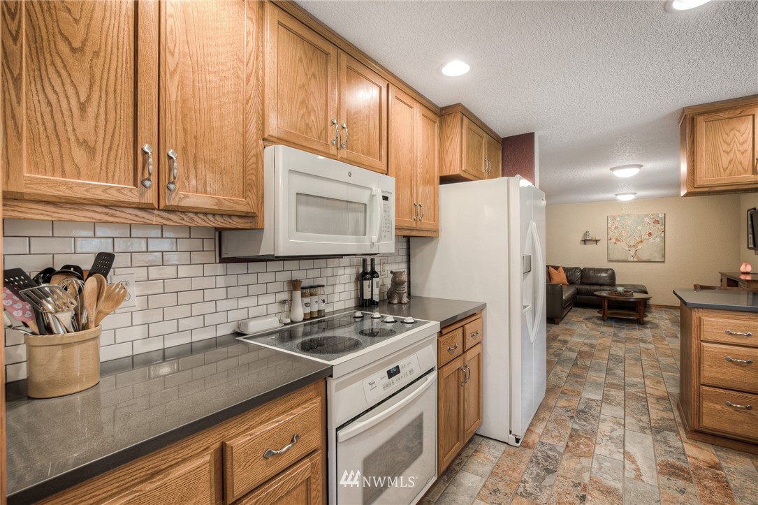 5324 133rd Avenue Southwest Rochester, WA 98579 - Photo 3 of 35