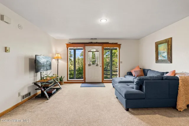 $899,999 | 723 Trout Creek Road, Hope, ID 83836