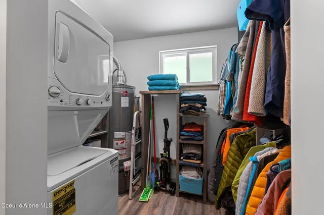 $899,999 | 723 Trout Creek Road, Hope, ID 83836