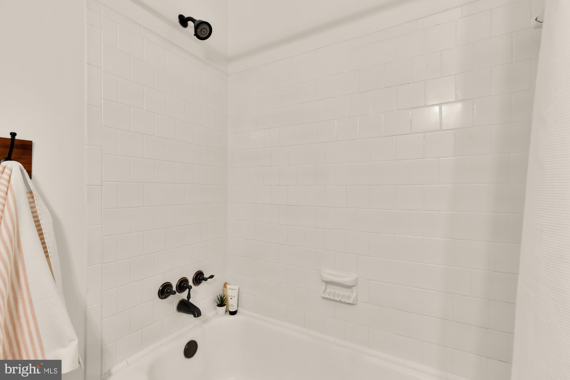 405 Irwin Street Silver Spring, MD 20901 - Photo 29 of 39 a bathroom with a bathtub