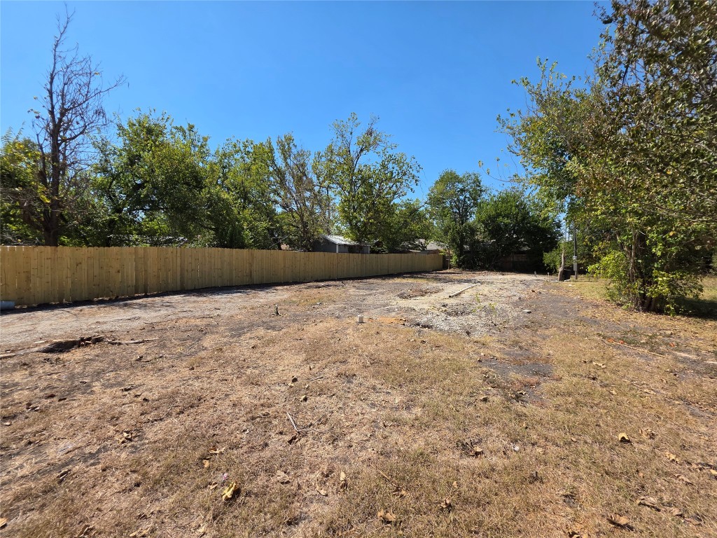 112 2nd Avenue Taylor, TX 76574 - Photo 2 of 5 a backyard of a house