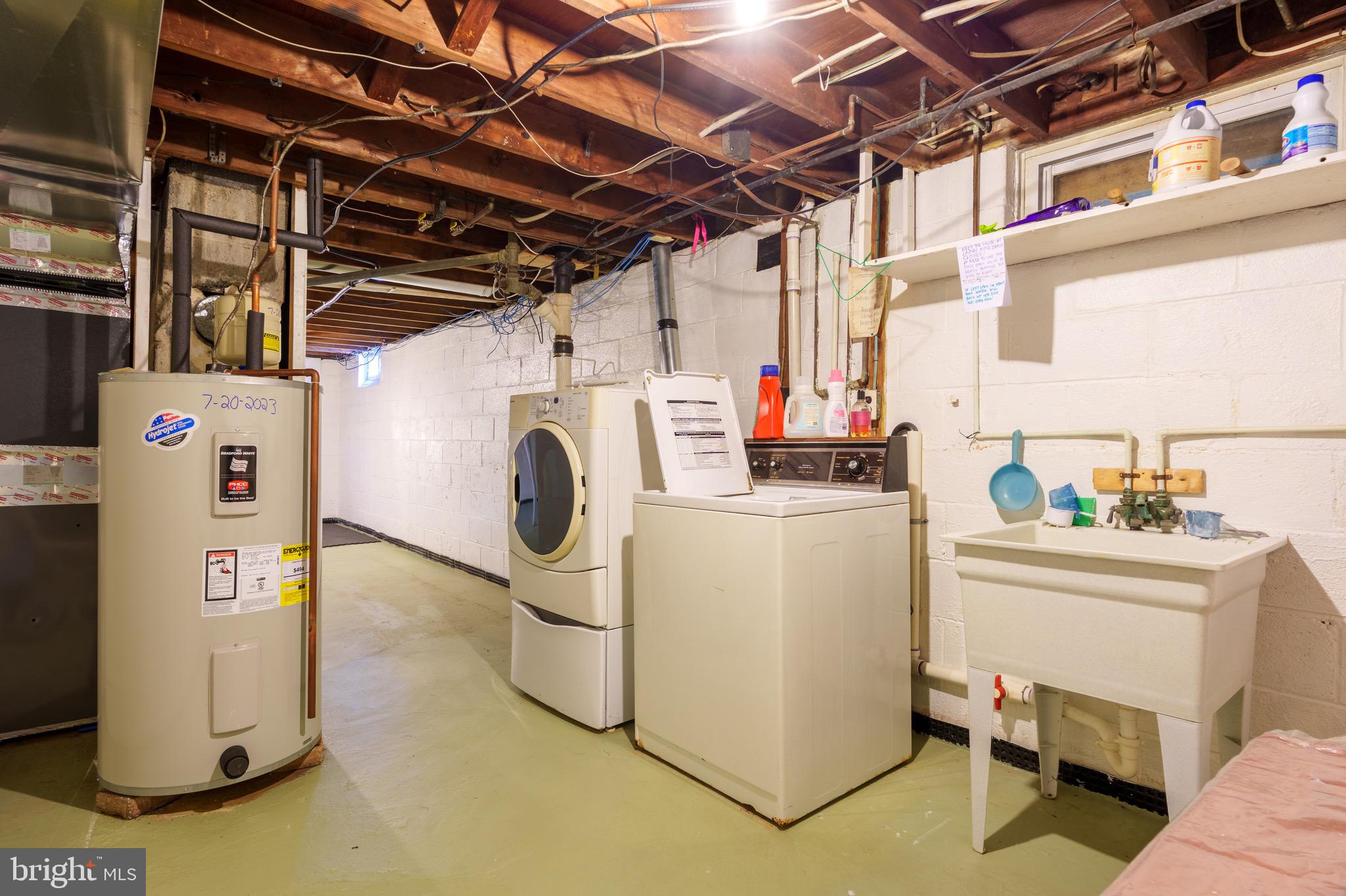 121 Devonshire Road Wilmington, DE 19803 - Photo 26 of 31 a utility room with dryer and washer