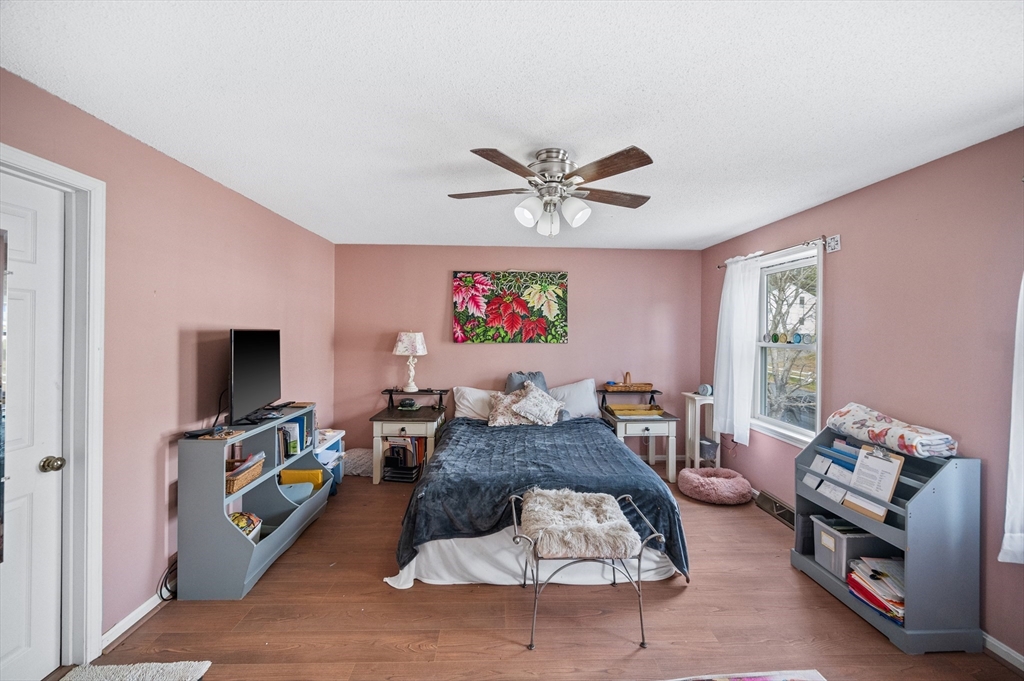 84 Century Way, Unit 84 Gardner, MA 01440 - Photo 18 of 42 a living room with furniture and a flat screen tv