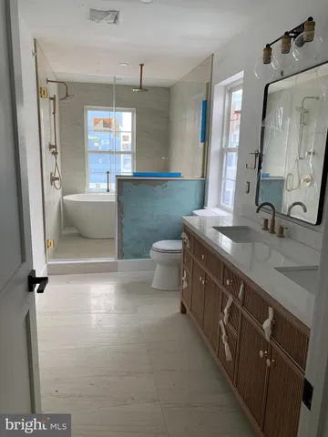 a very nice looking room with a mirror